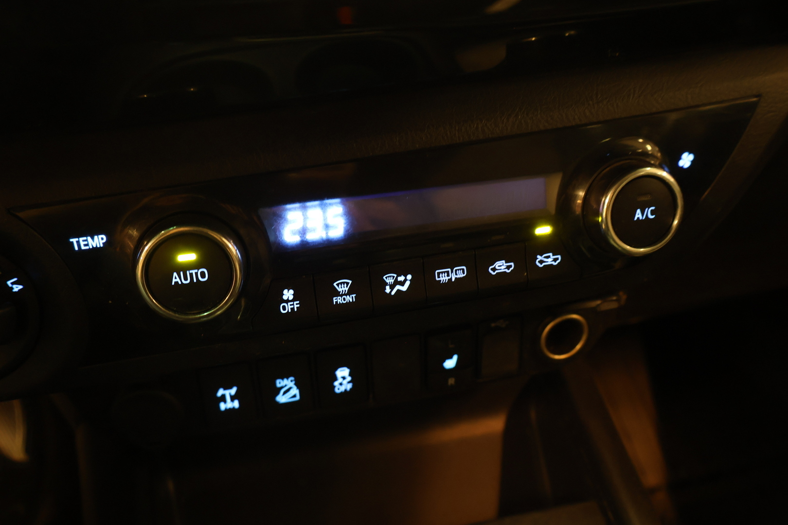 TOYOTA Hilux 2018