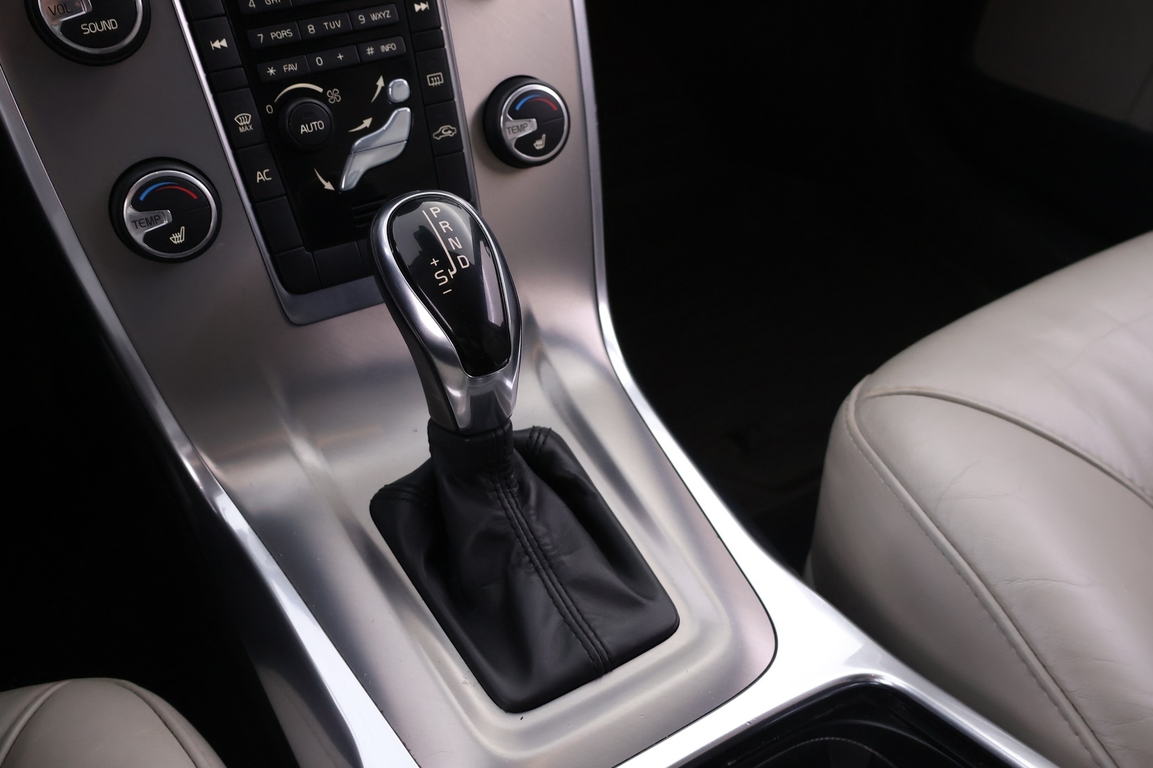 VOLVO V70 2014