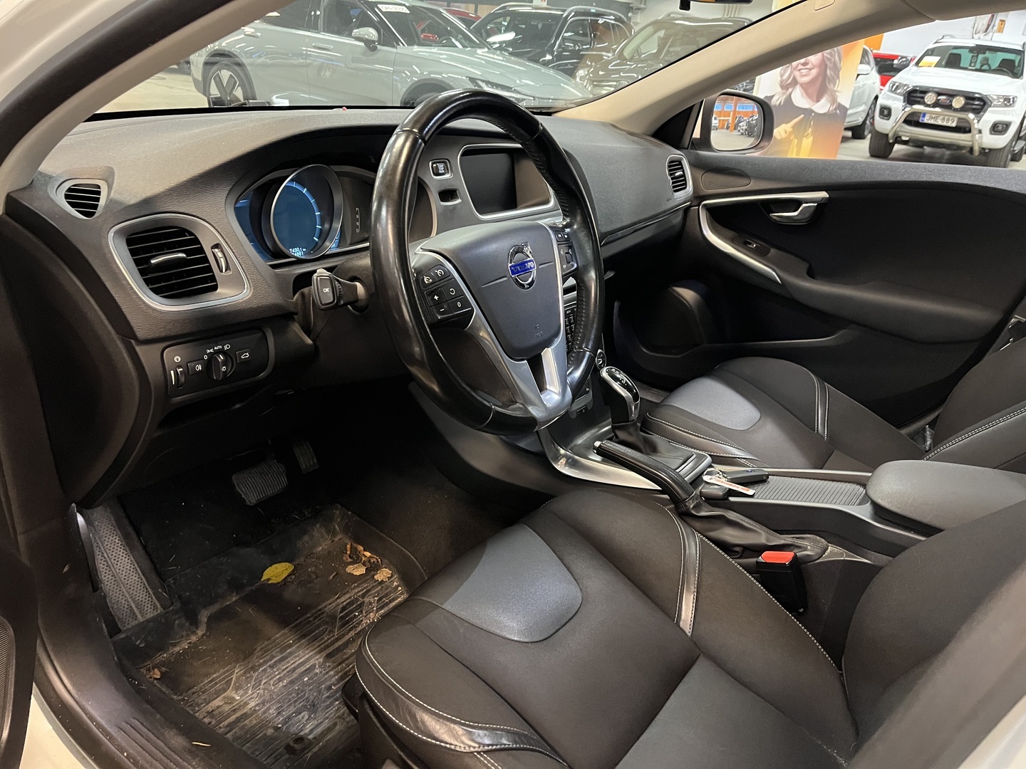 VOLVO V40 2015