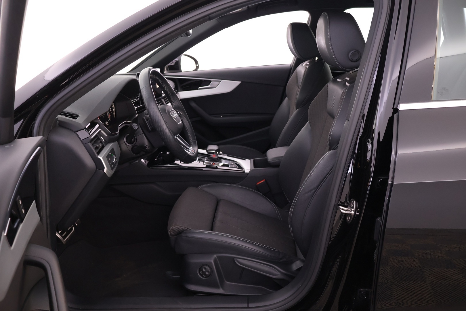 AUDI A4 2023