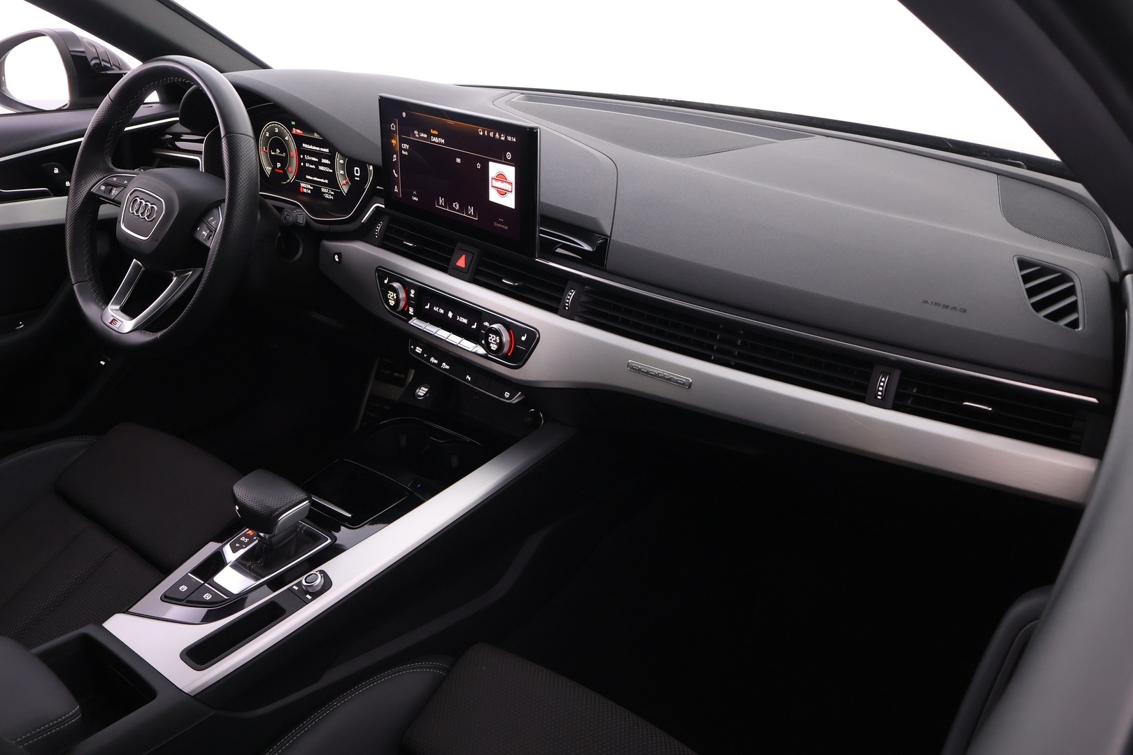 AUDI A4 2023