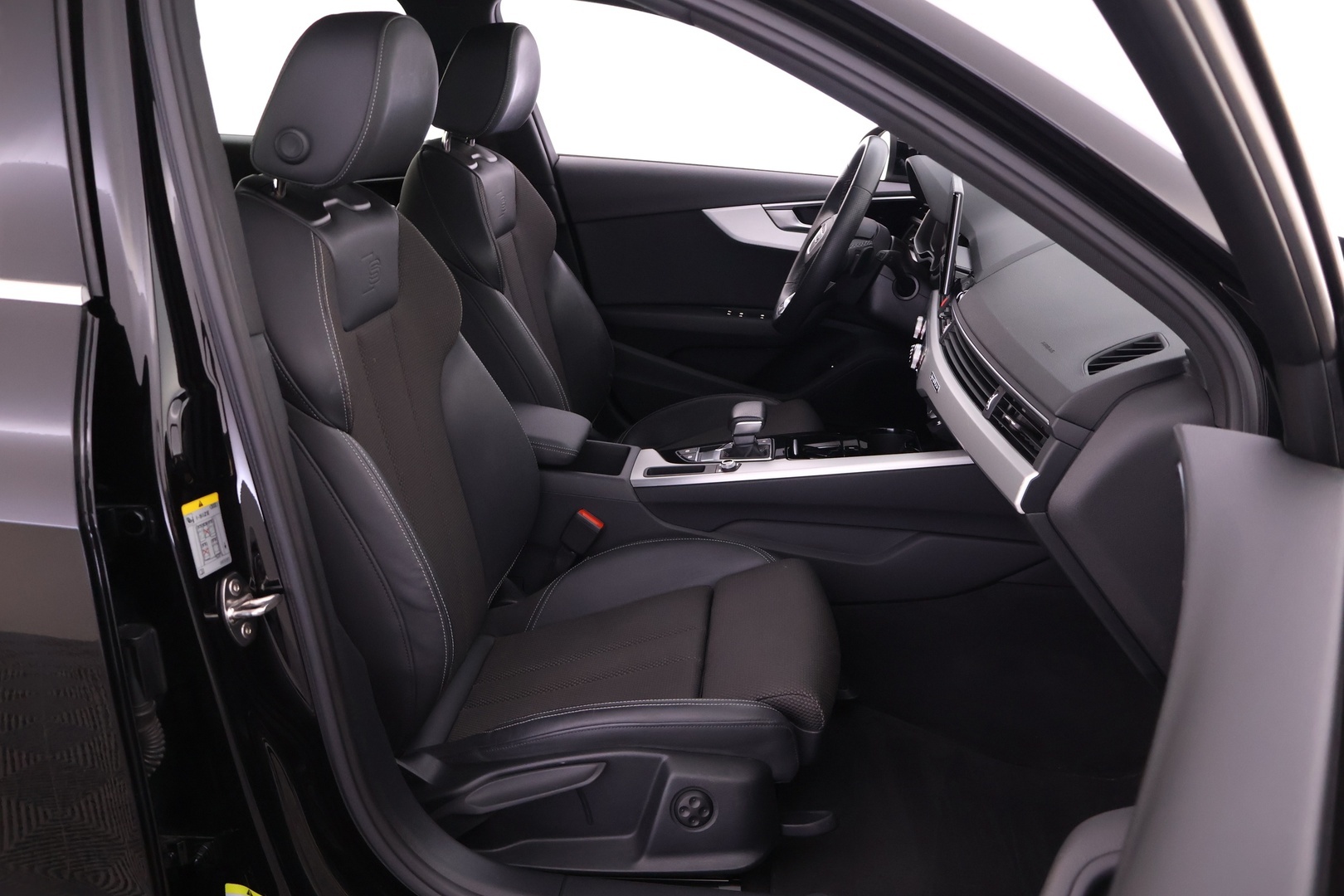 AUDI A4 2023