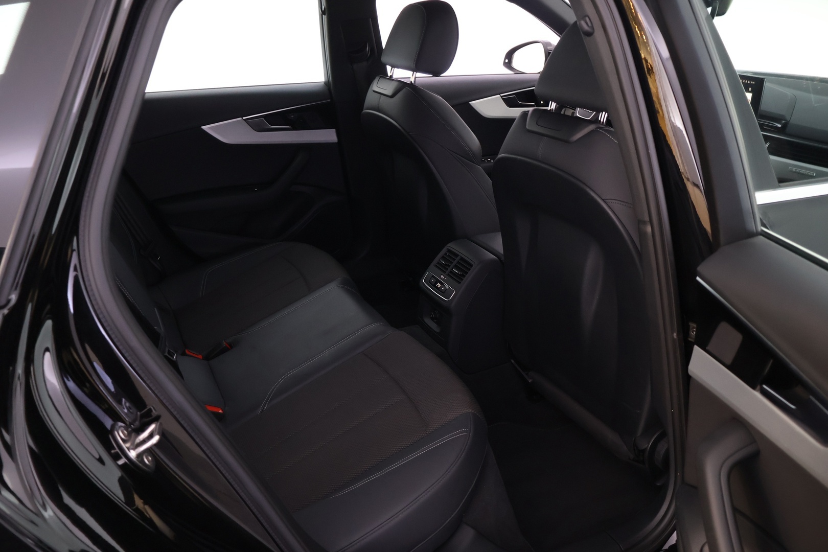 AUDI A4 2023