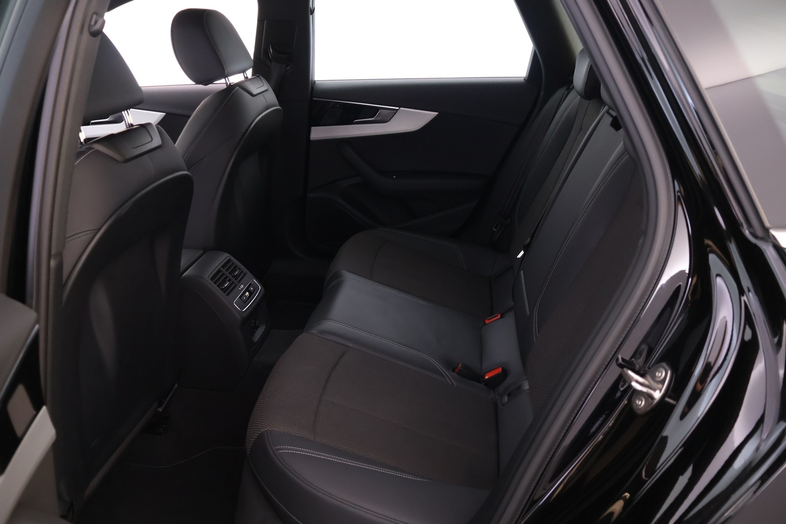 AUDI A4 2023