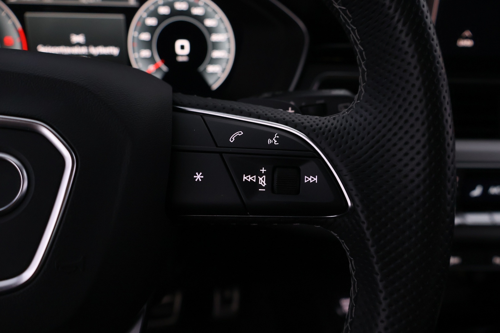 AUDI A4 2023