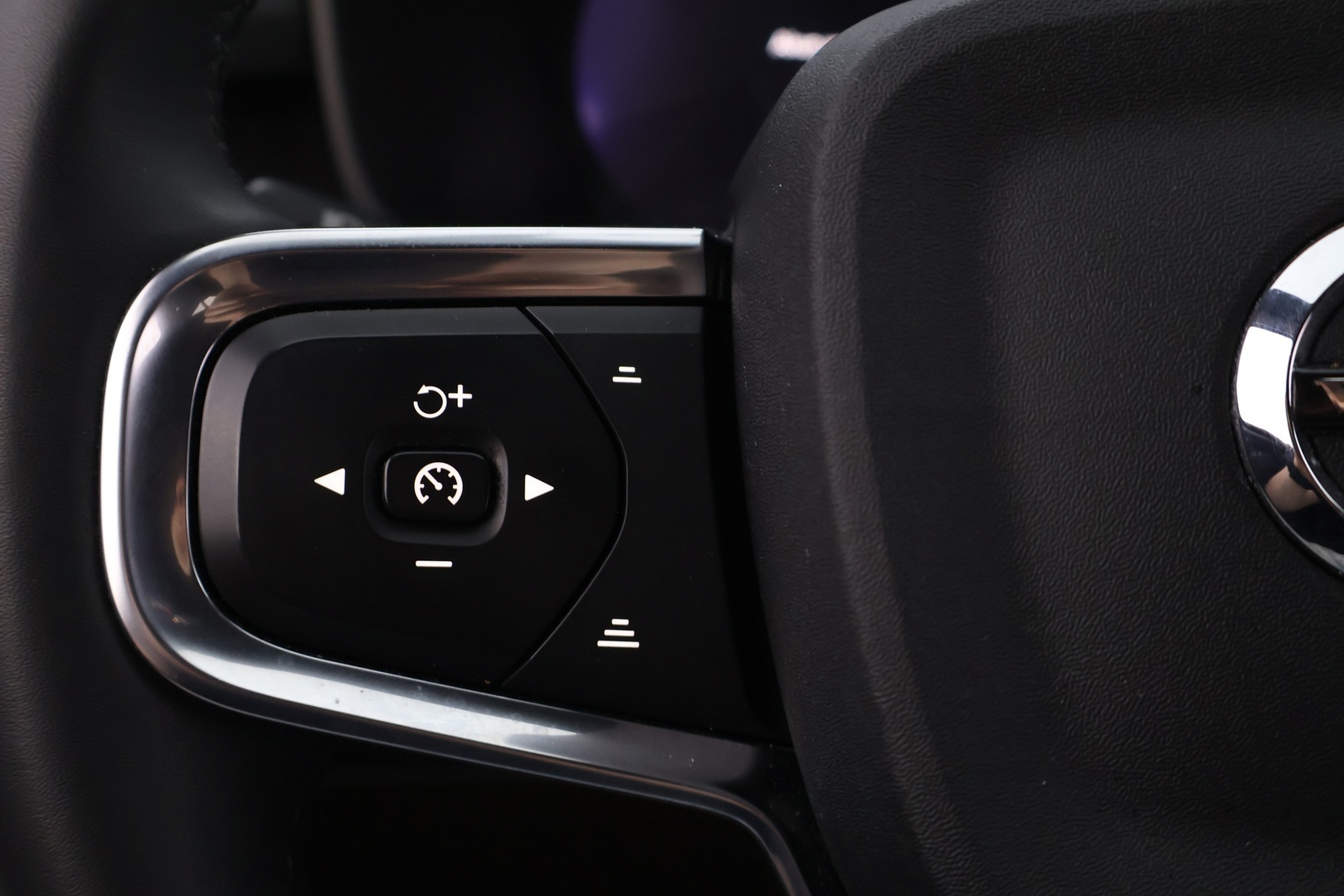 VOLVO XC40 2024