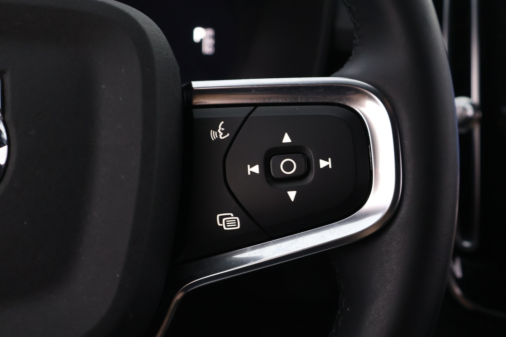 VOLVO XC40 2024