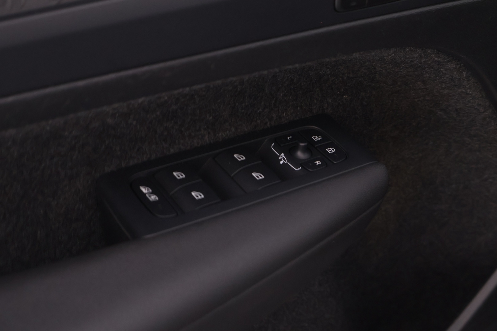 VOLVO XC40 2024
