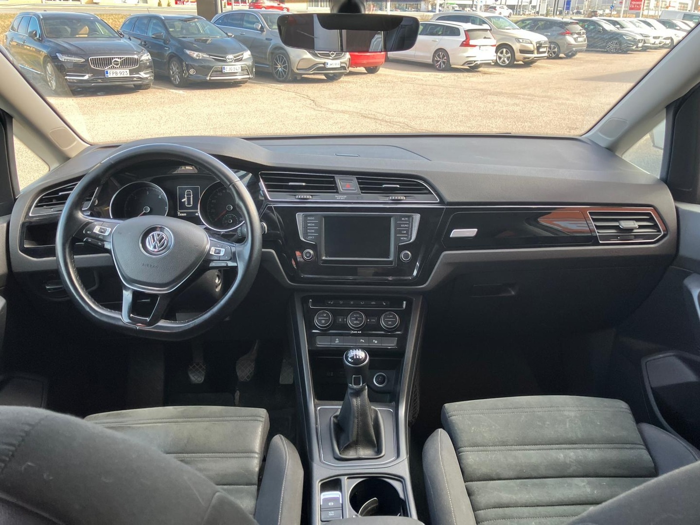 VOLKSWAGEN Touran 2016
