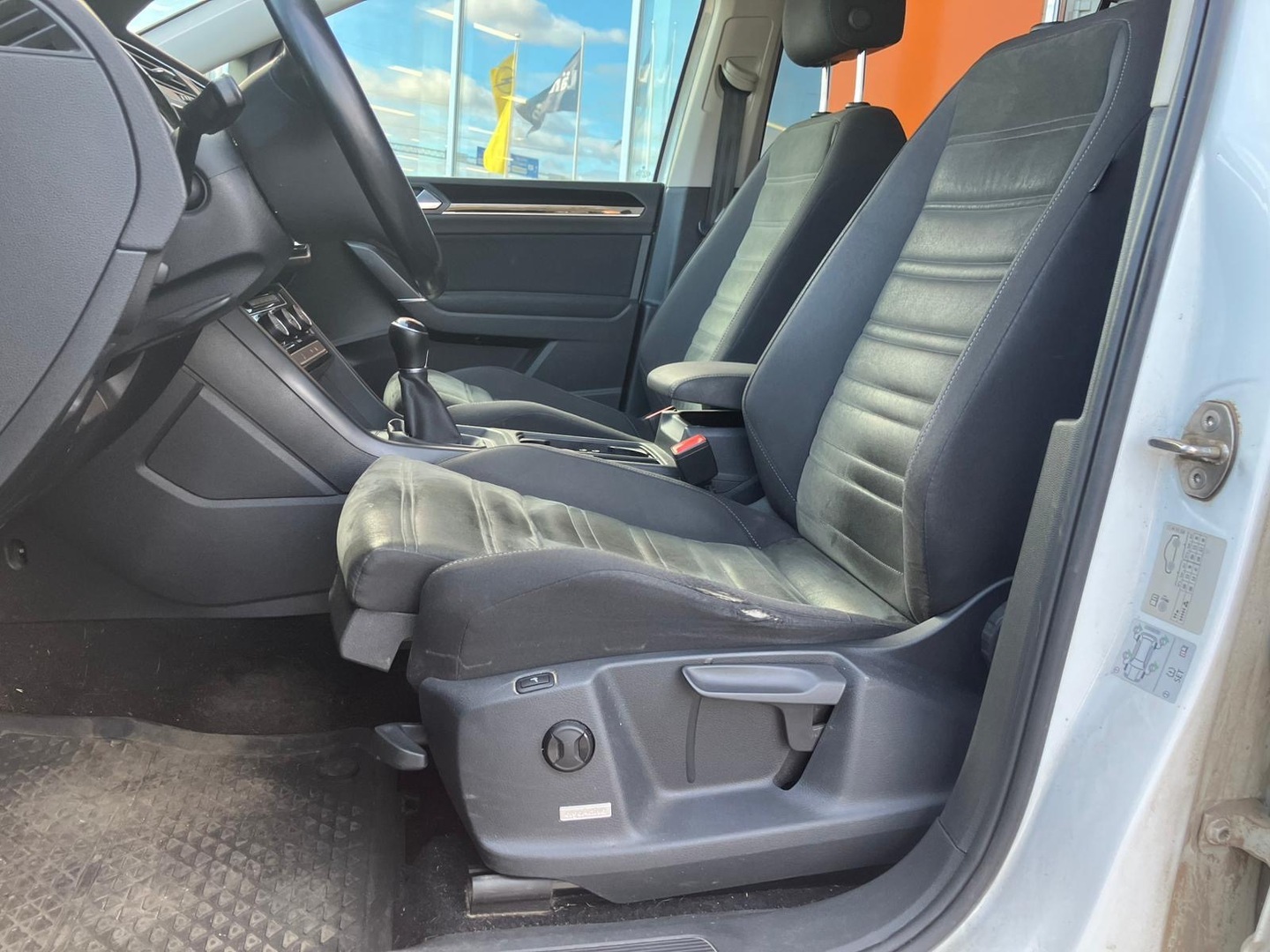 VOLKSWAGEN Touran 2016
