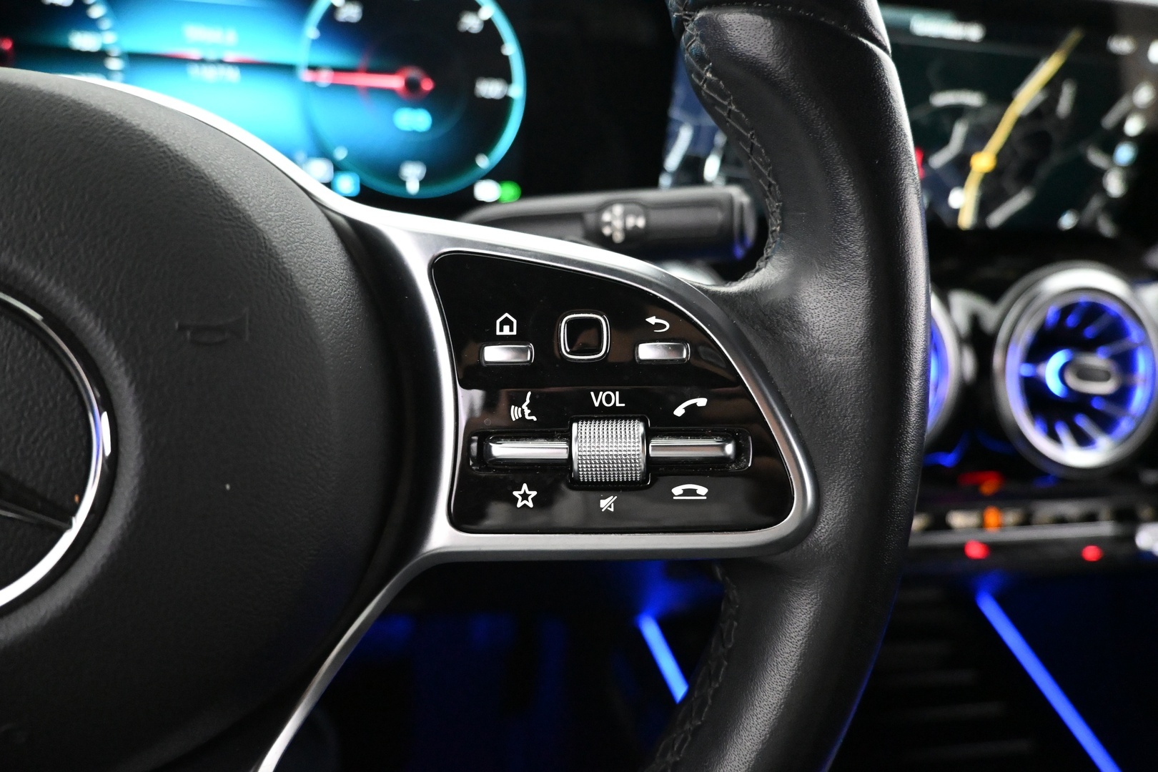 MERCEDES-BENZ EQB 2023
