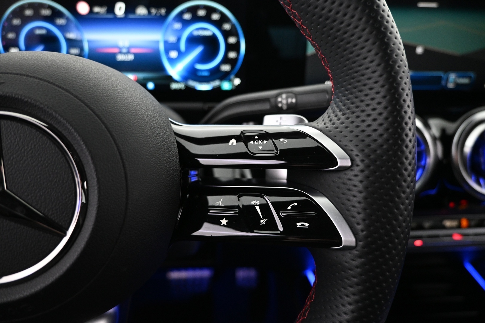 MERCEDES-BENZ EQA 2025