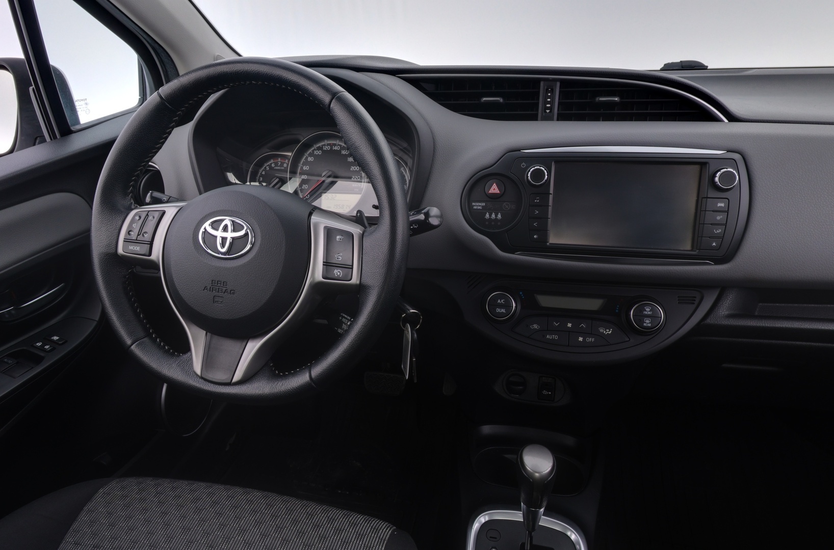 TOYOTA Yaris 2015
