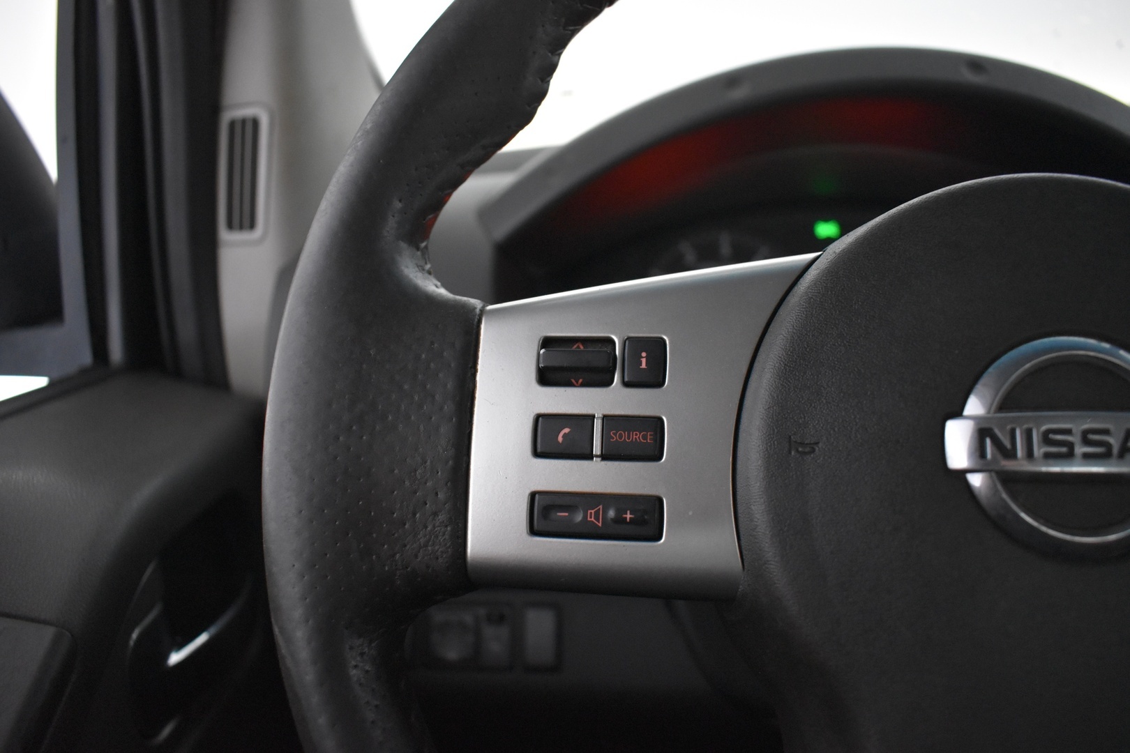 NISSAN Navara 2011