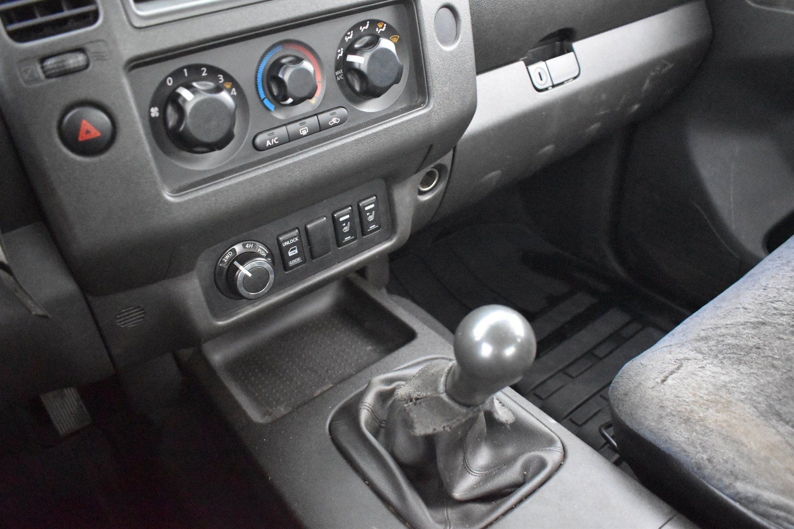 NISSAN Navara 2011