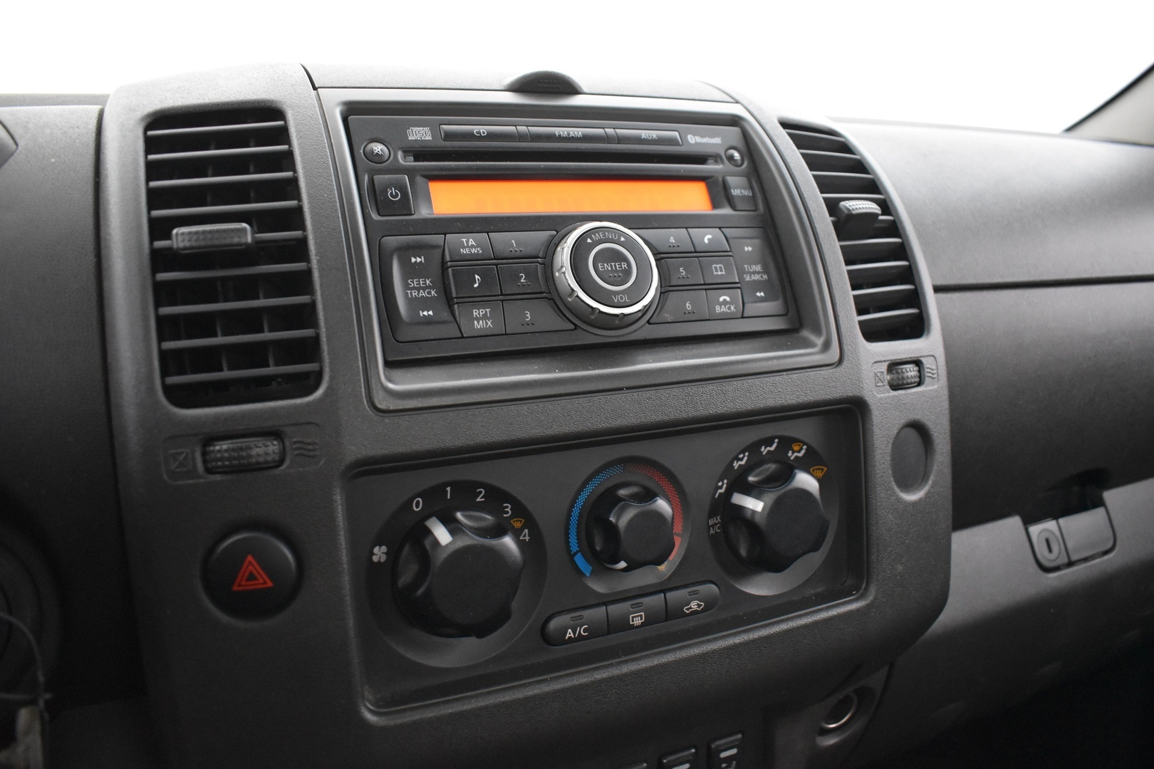NISSAN Navara 2011