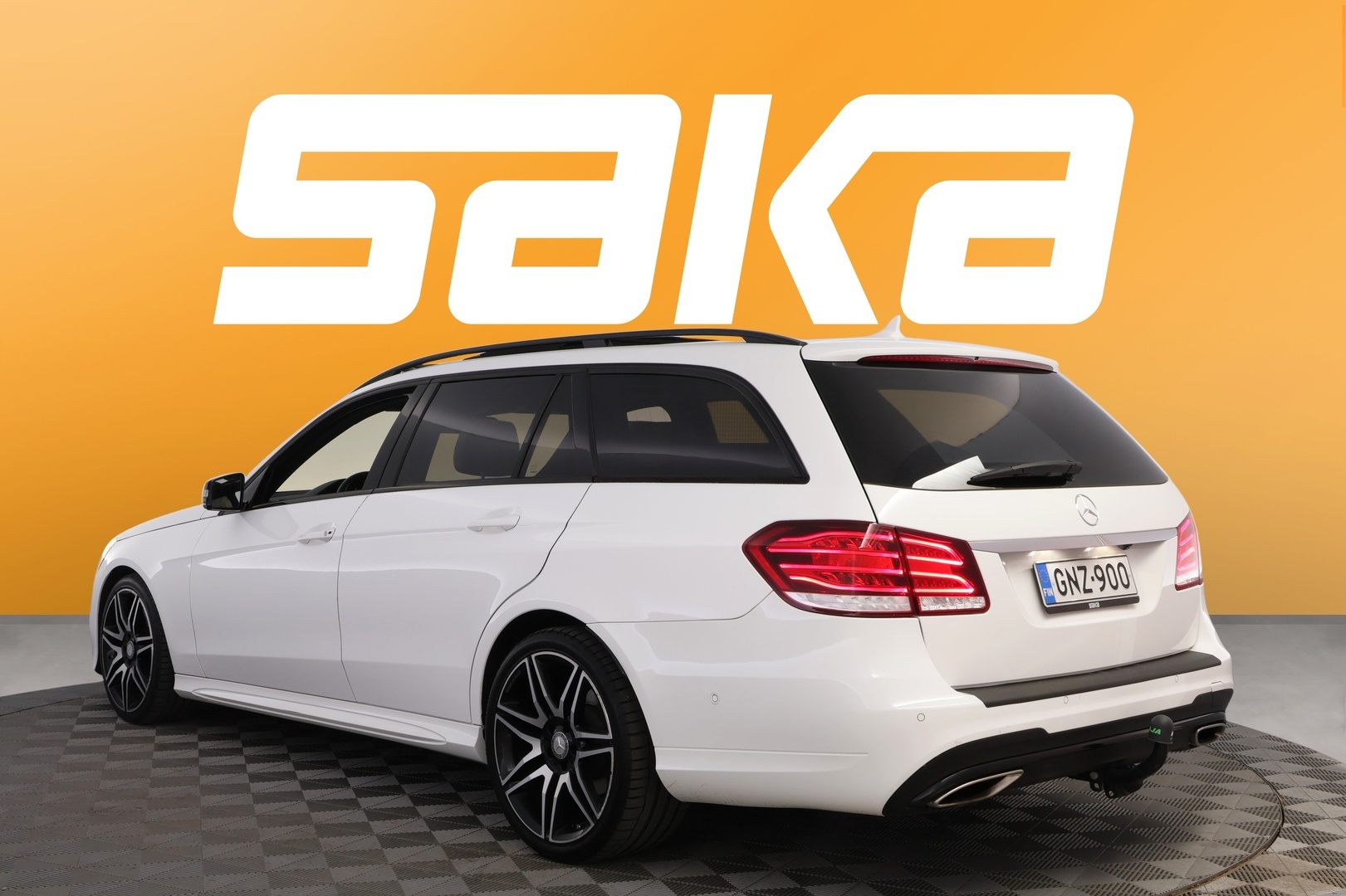 MERCEDES-BENZ E 2015