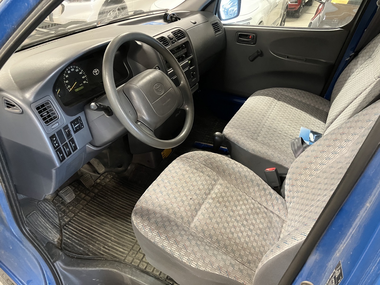 TOYOTA Hiace 2005