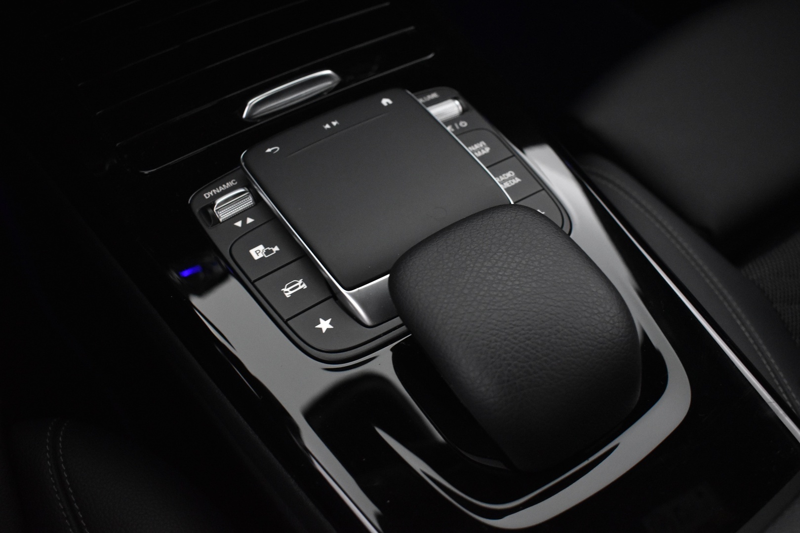 MERCEDES-BENZ A 2021