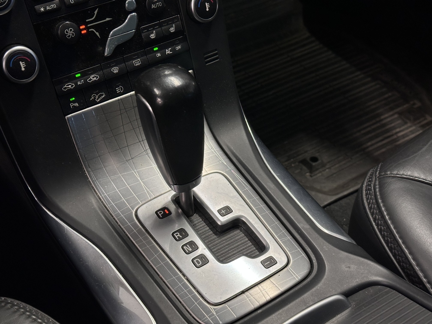 VOLVO XC70 2011