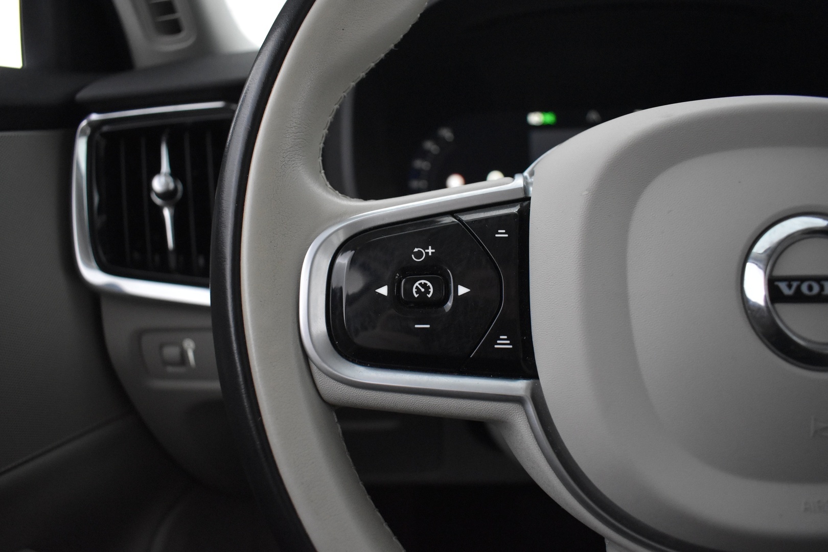 VOLVO V90 2022