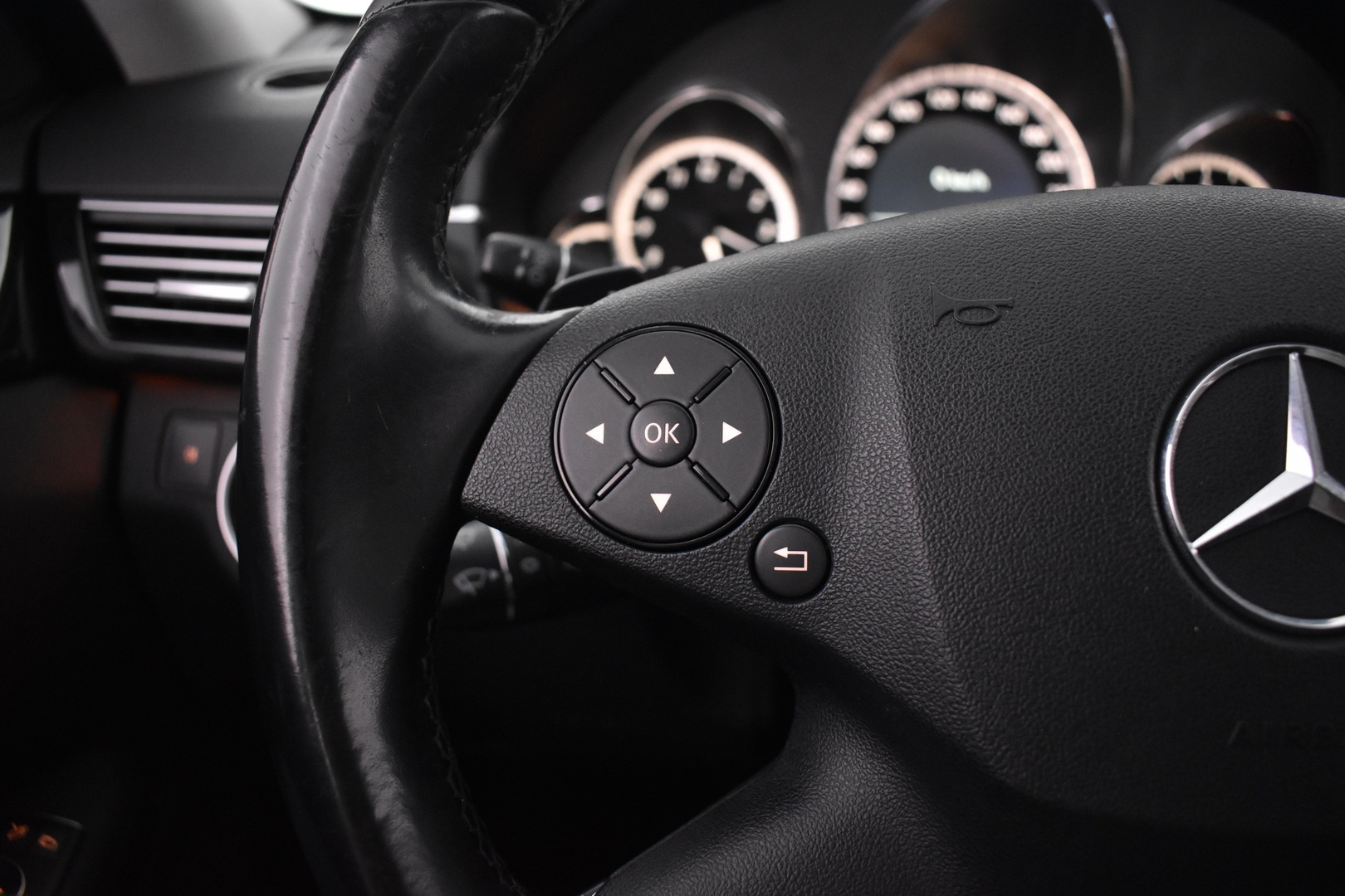 MERCEDES-BENZ E 2011