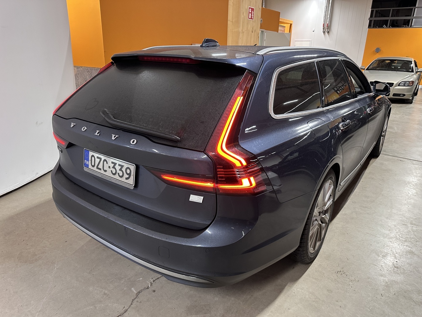 VOLVO V90 2021