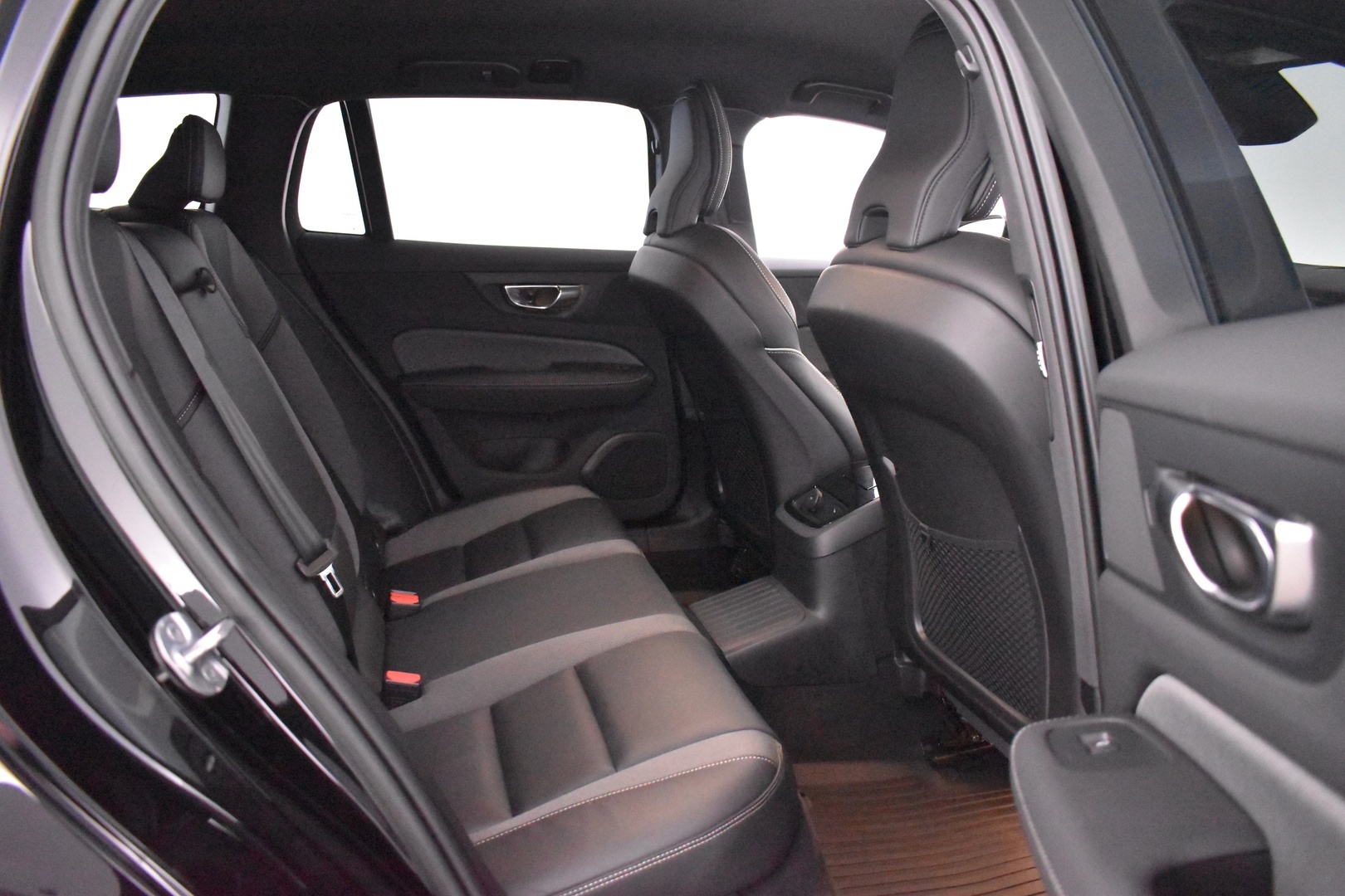 VOLVO V60 2023