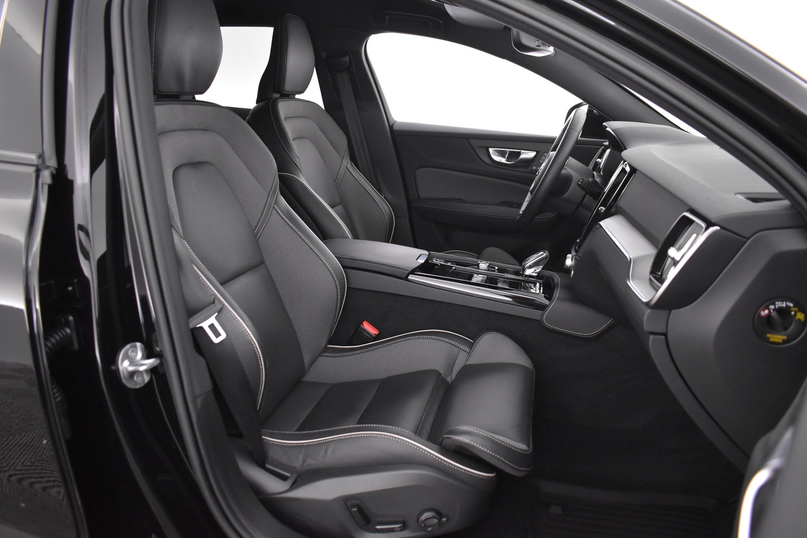 VOLVO V60 2023