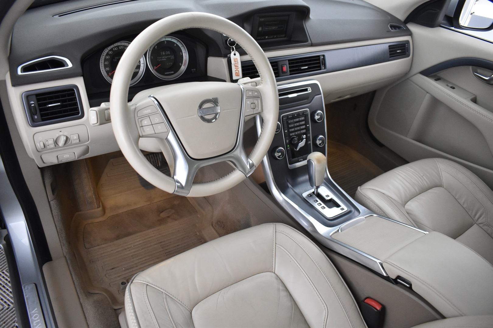 VOLVO V70 2012