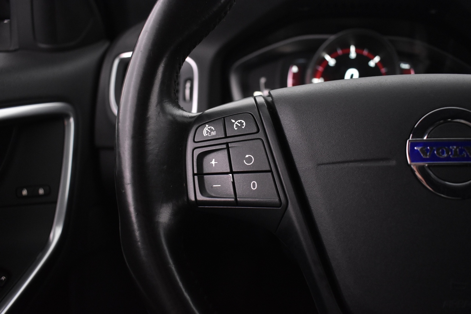 VOLVO V60 2016