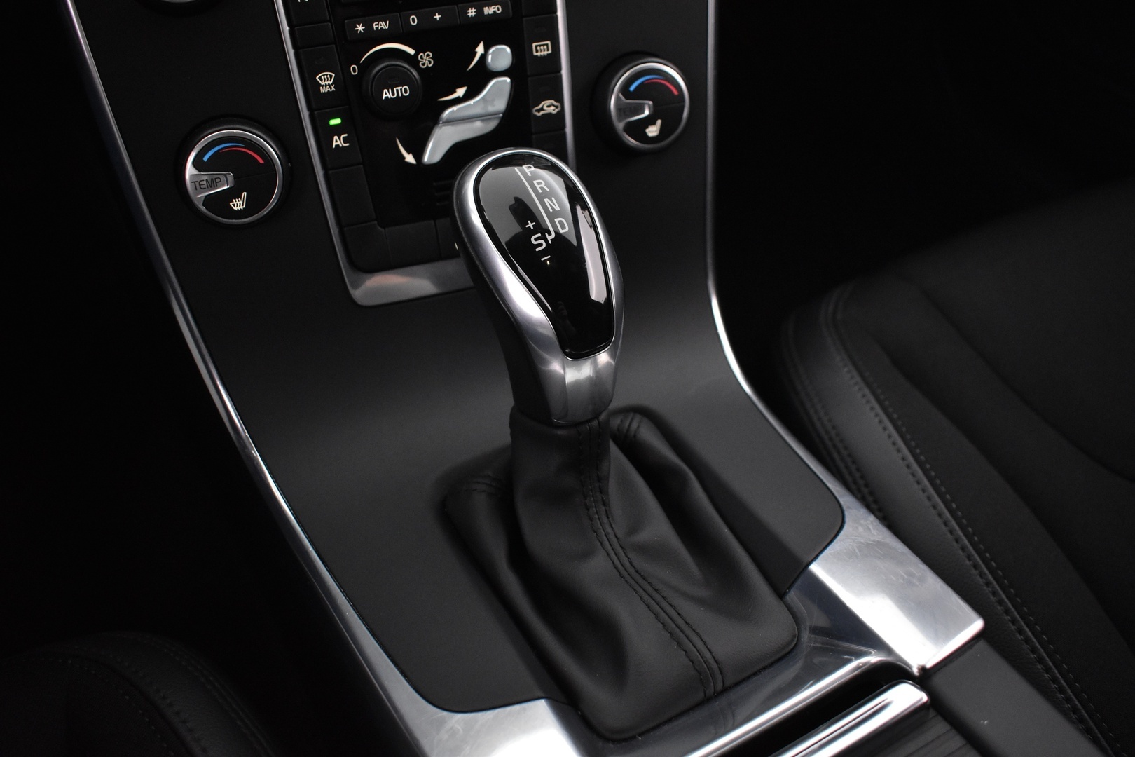 VOLVO V60 2016