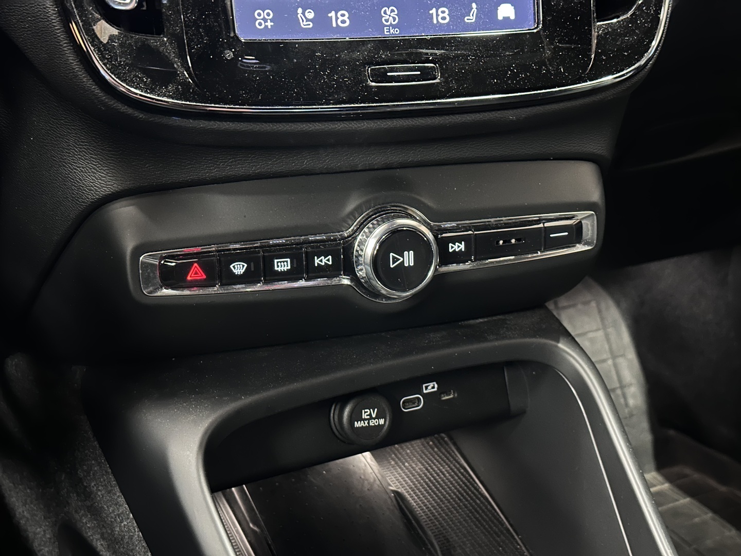 VOLVO EX40 2025