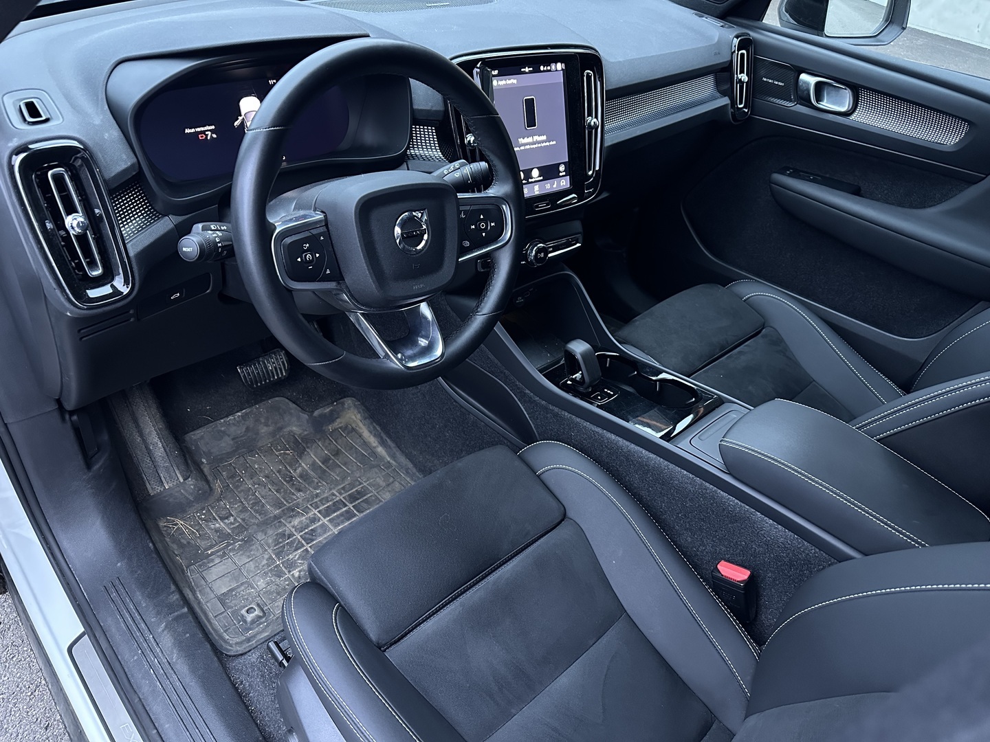 VOLVO EX40 2025