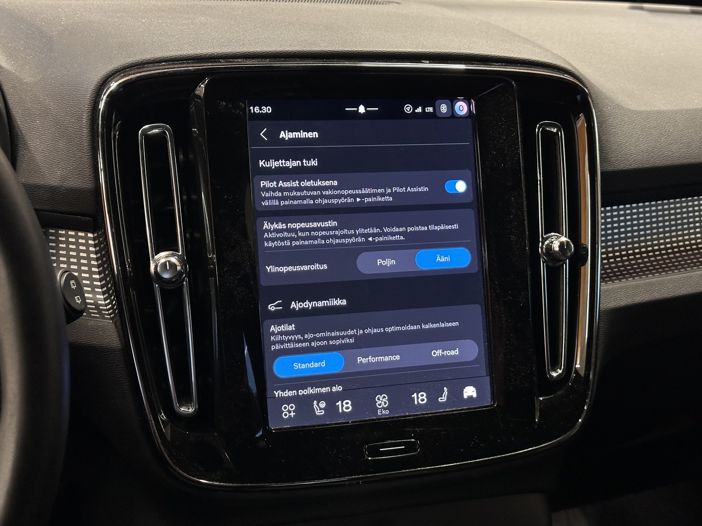 VOLVO EX40 2025