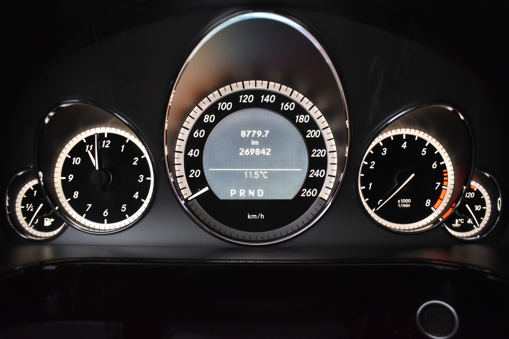 MERCEDES-BENZ E 2011