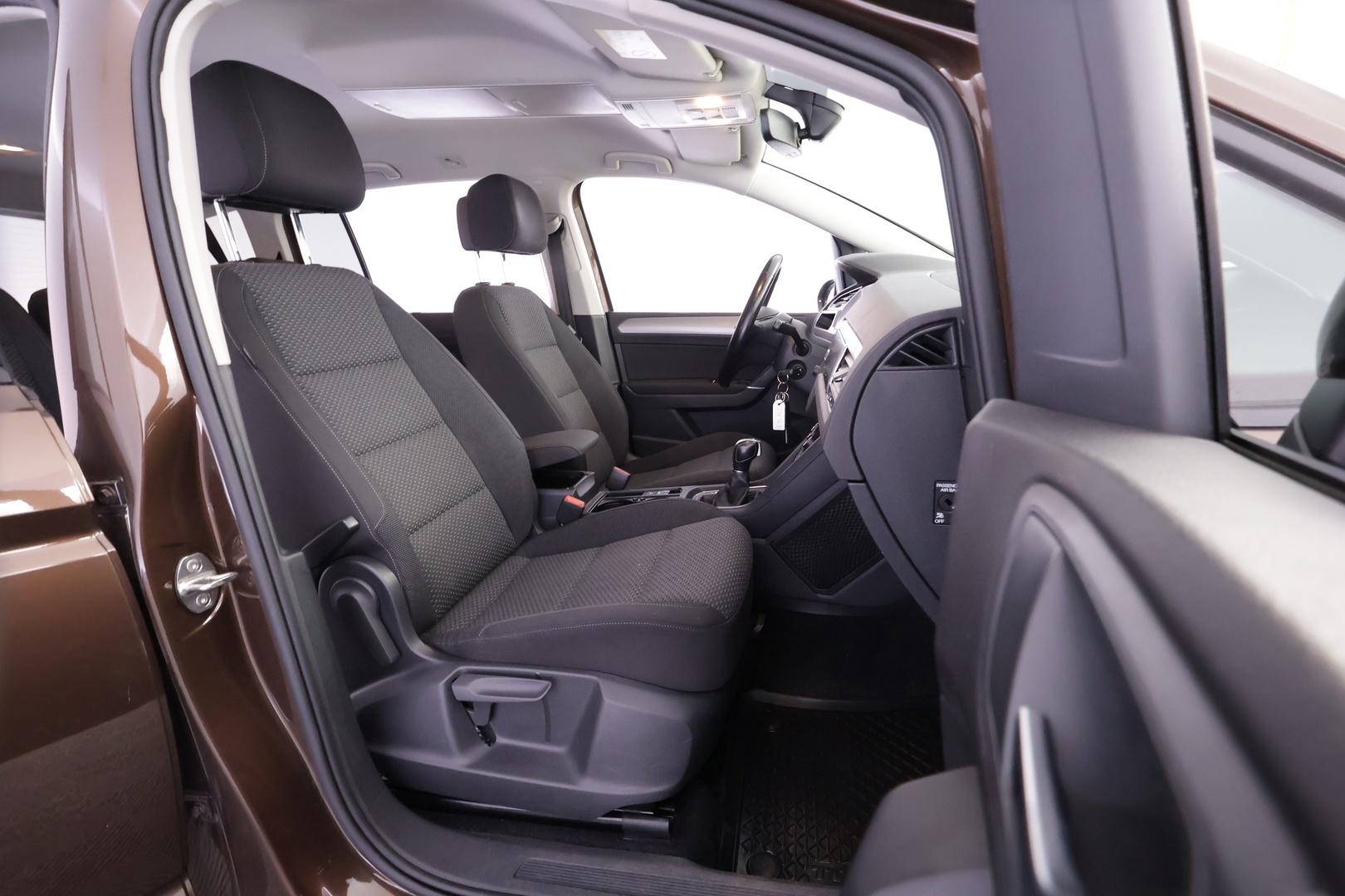 VOLKSWAGEN Touran 2016