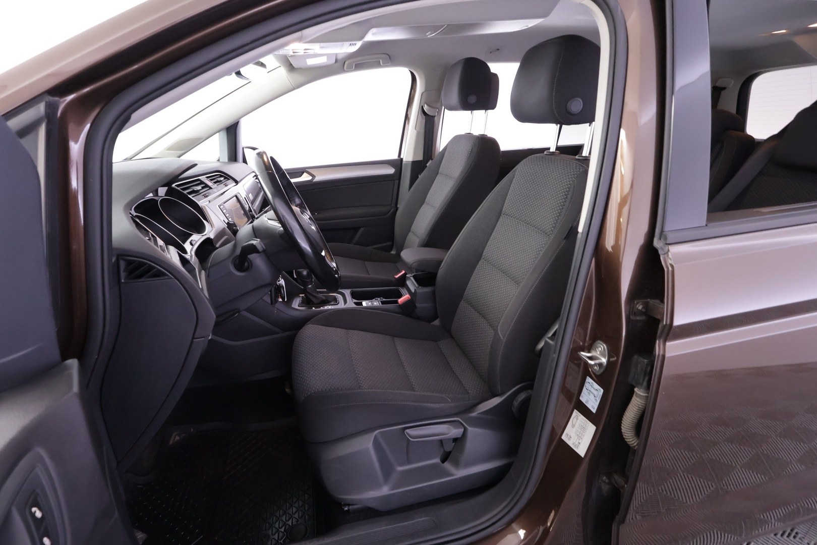 VOLKSWAGEN Touran 2016