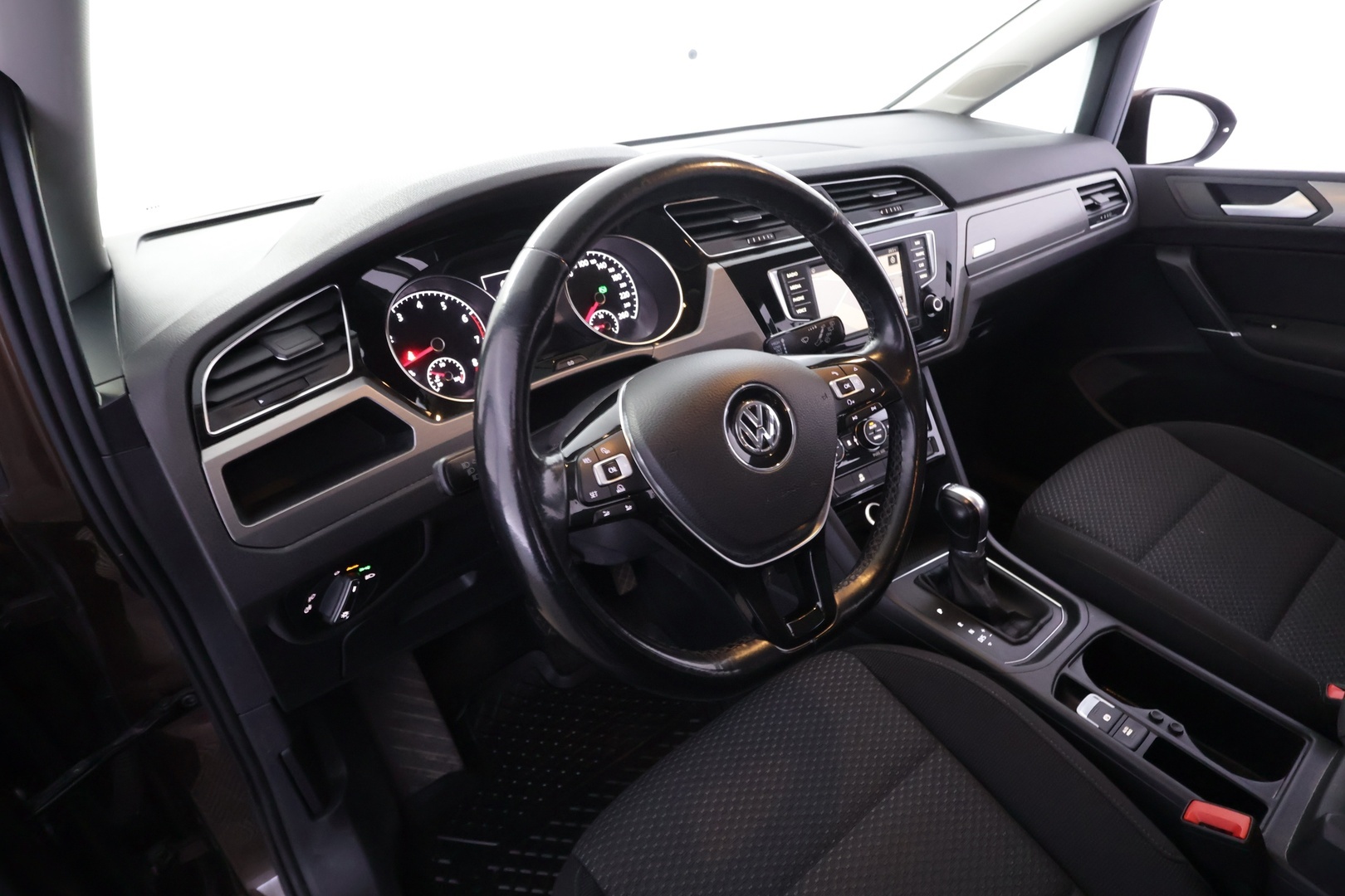 VOLKSWAGEN Touran 2016