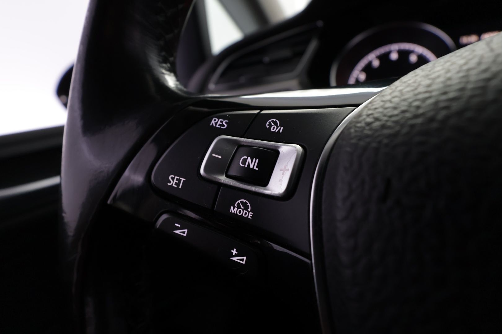 VOLKSWAGEN Touran 2016