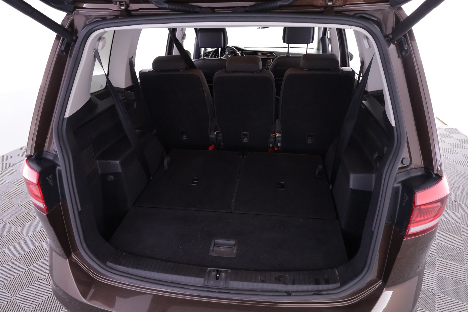 VOLKSWAGEN Touran 2016