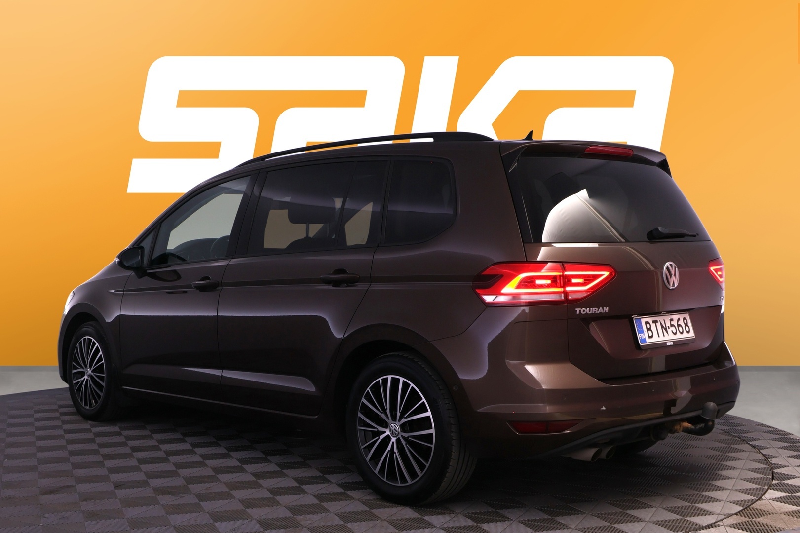 VOLKSWAGEN Touran 2016