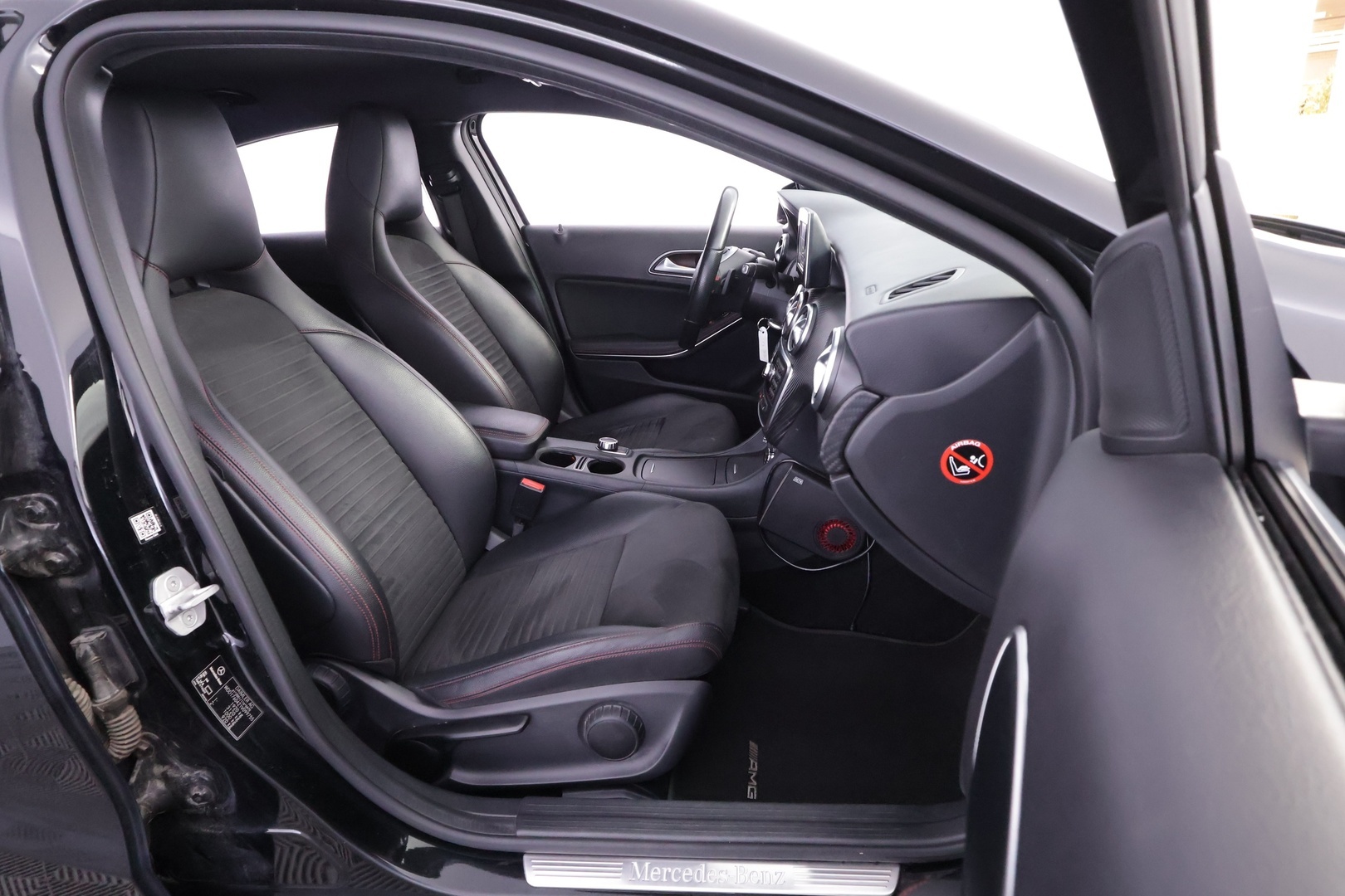 MERCEDES-BENZ A 2015