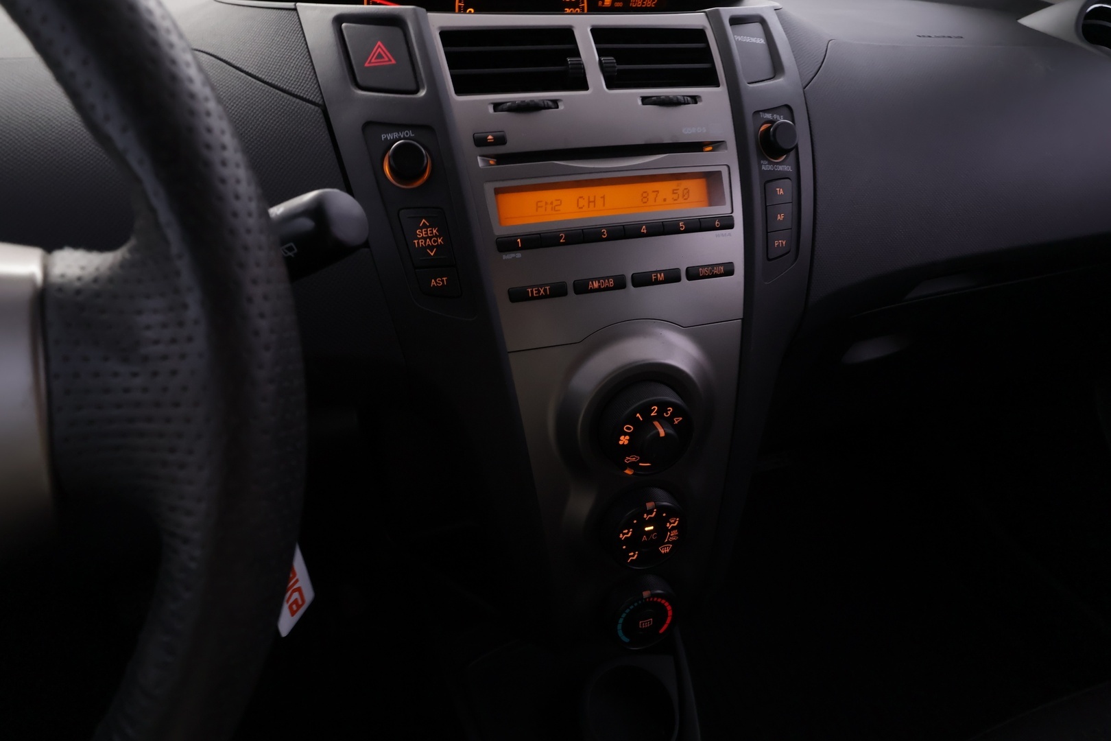TOYOTA Yaris 2011