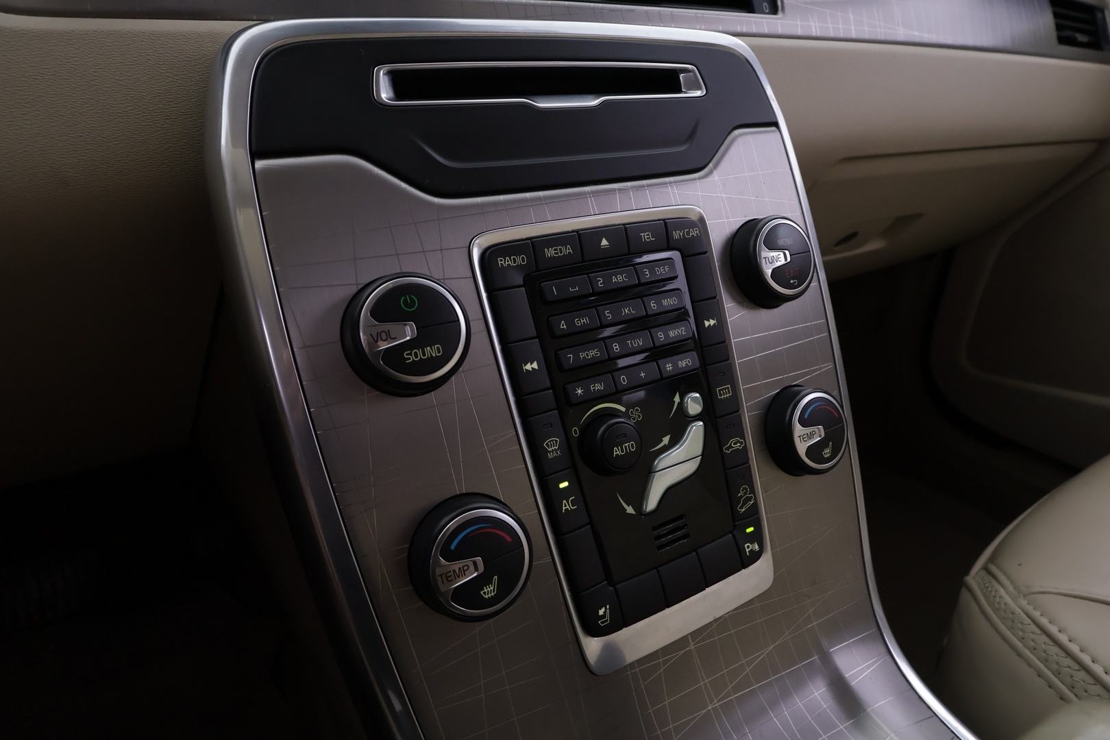 VOLVO XC70 2012