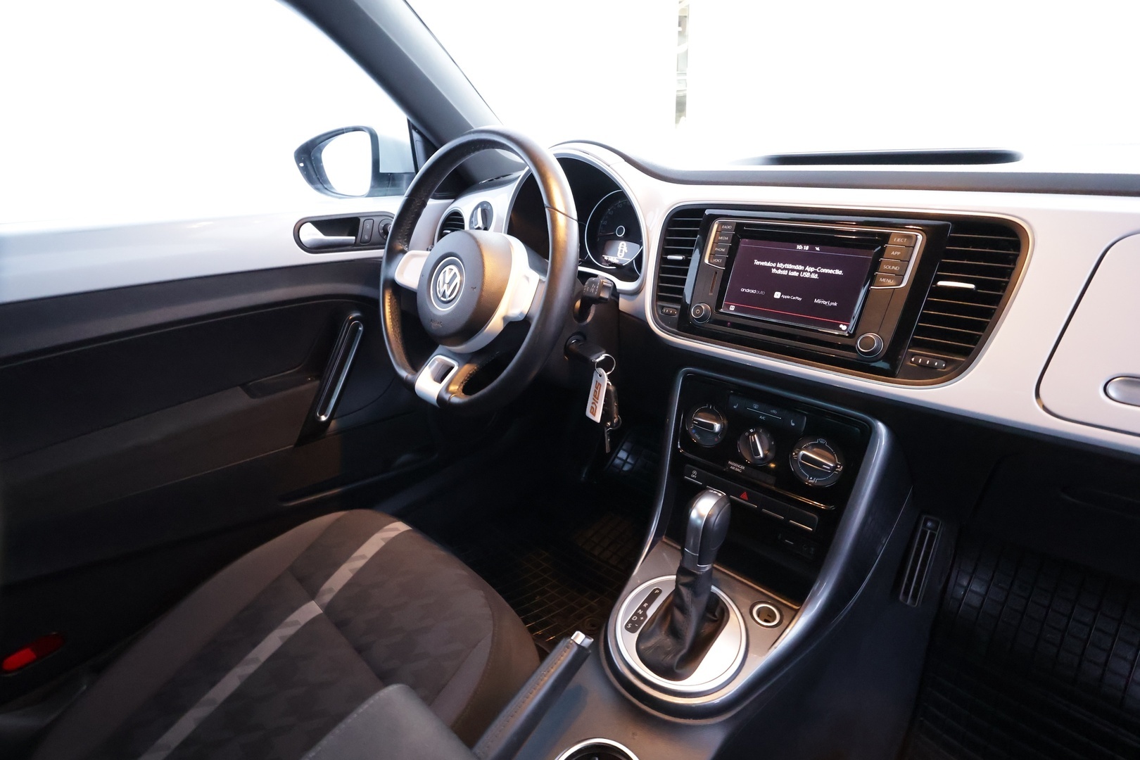 VOLKSWAGEN Beetle 2018