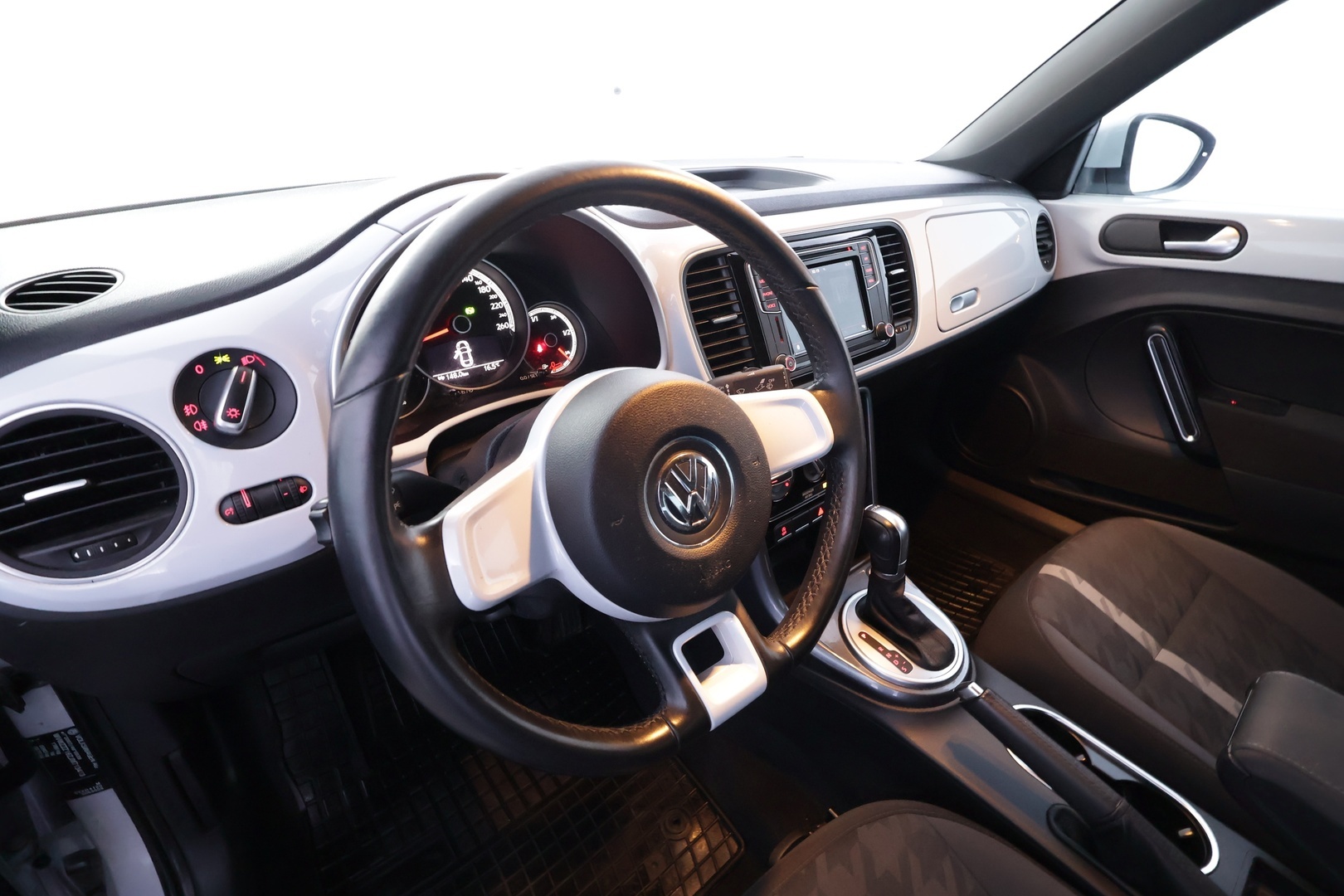 VOLKSWAGEN Beetle 2018