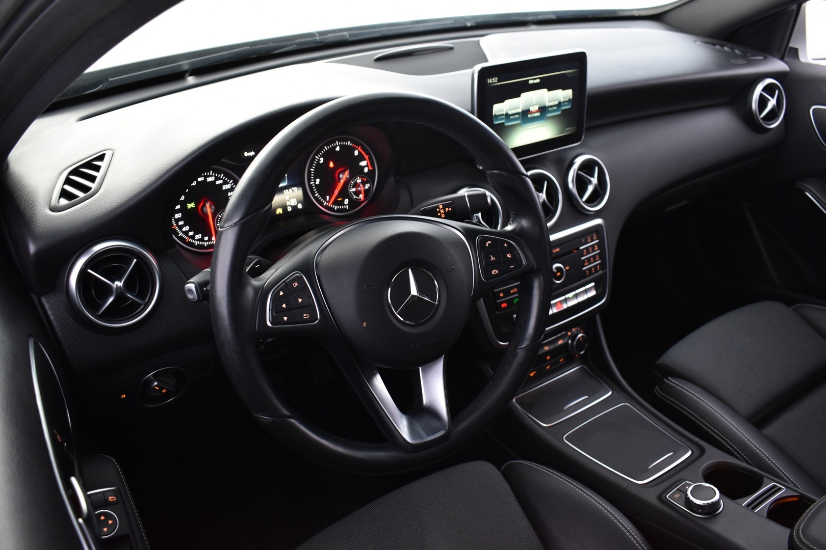 MERCEDES-BENZ A 2016