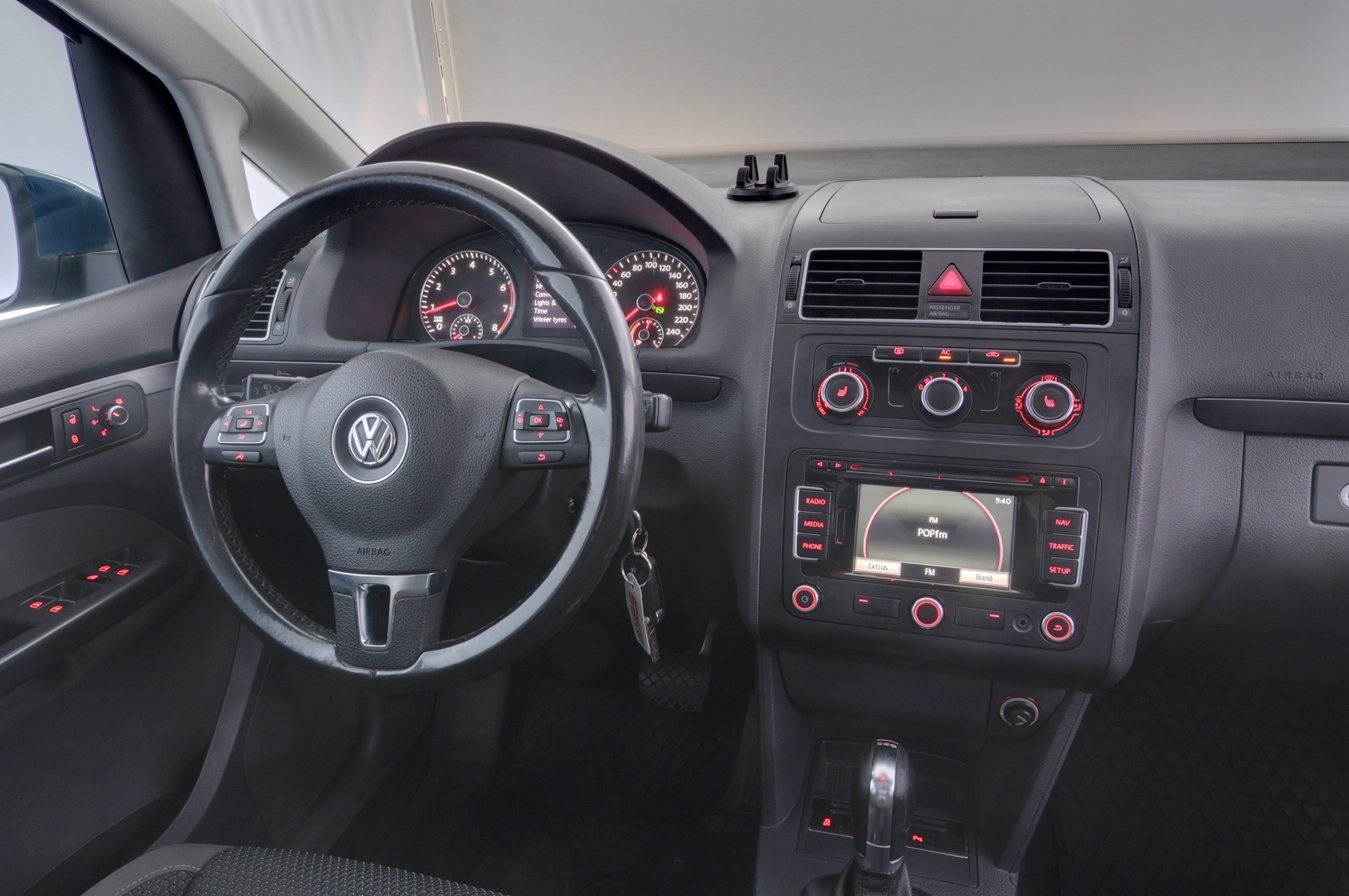 VOLKSWAGEN Touran 2012