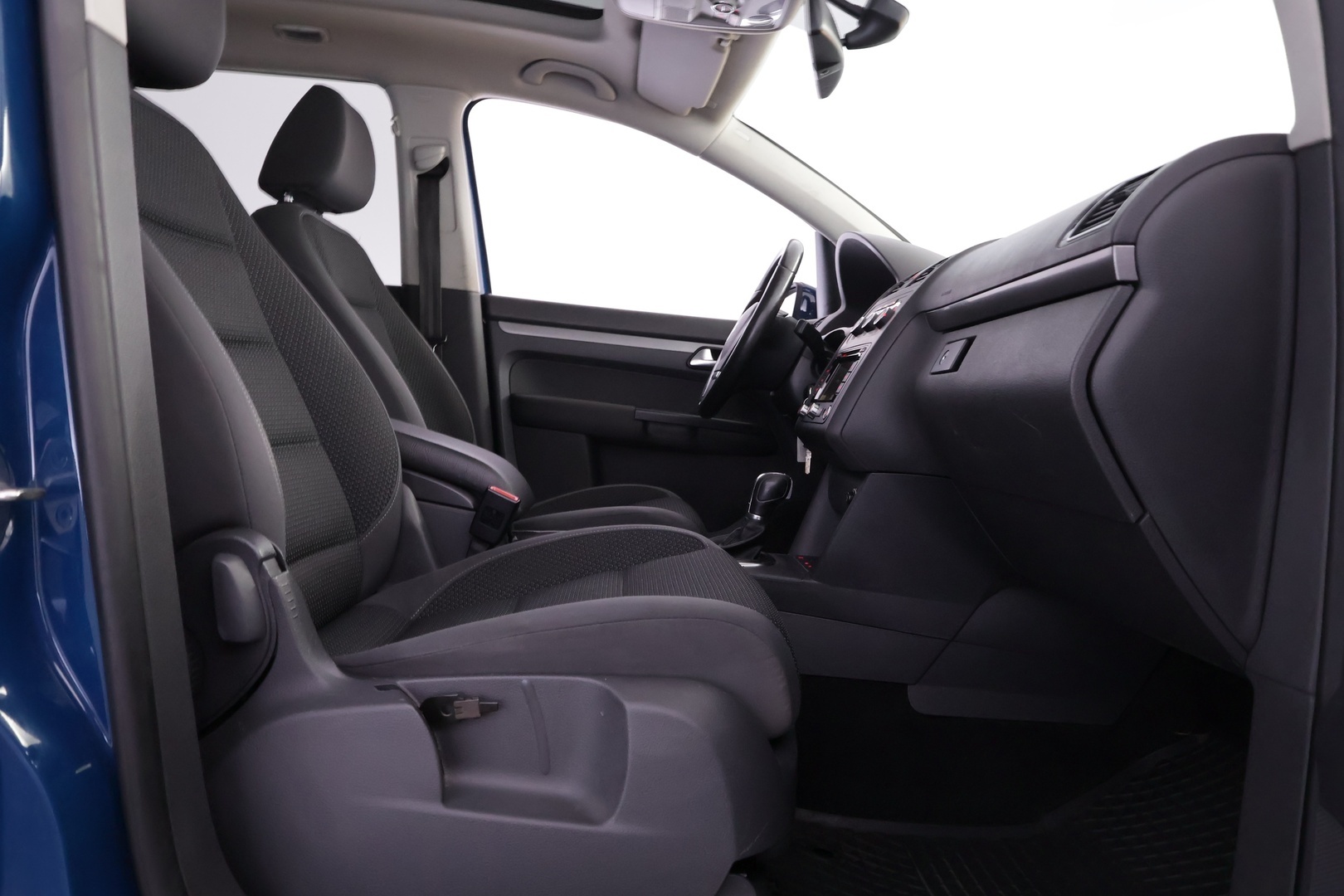 VOLKSWAGEN Touran 2012